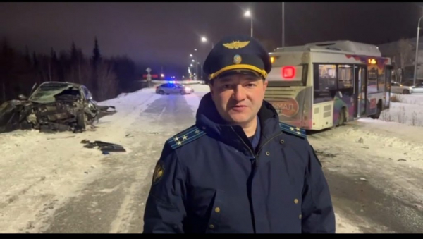 В Салехарде в аварии с маршрутным автобусом погиб человек