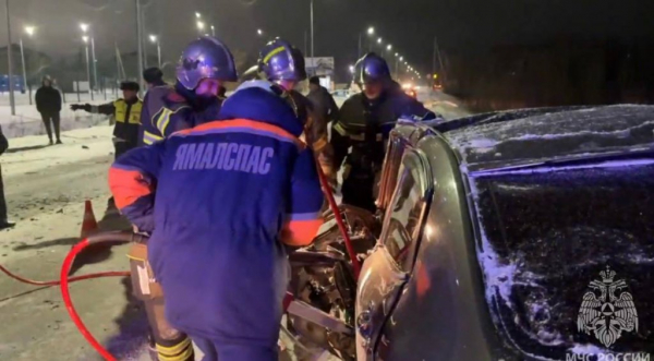 В Салехарде в аварии с маршрутным автобусом погиб человек